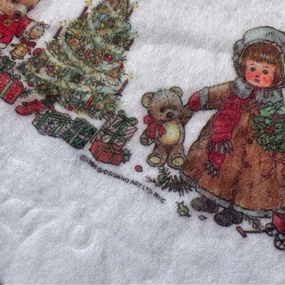 1984 Giordano White Felt Christmas Tree Skirt with Santa and Toy Design - Picture 2 of 5